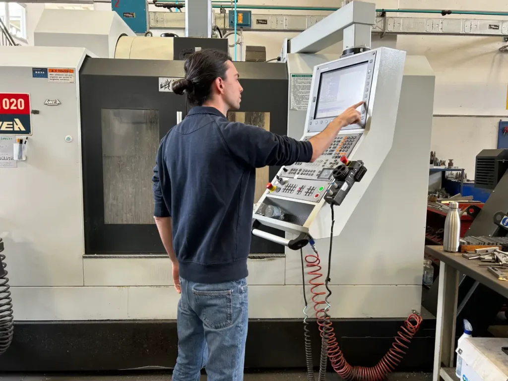 Tecnico specializzato in fresatura al lavoro su un centro CNC