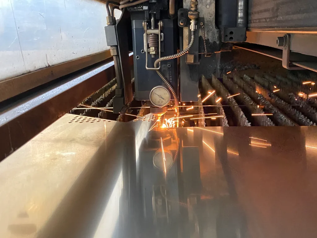 Centro di taglio laser durante la lavorazione di una lamiera metallica in GVC