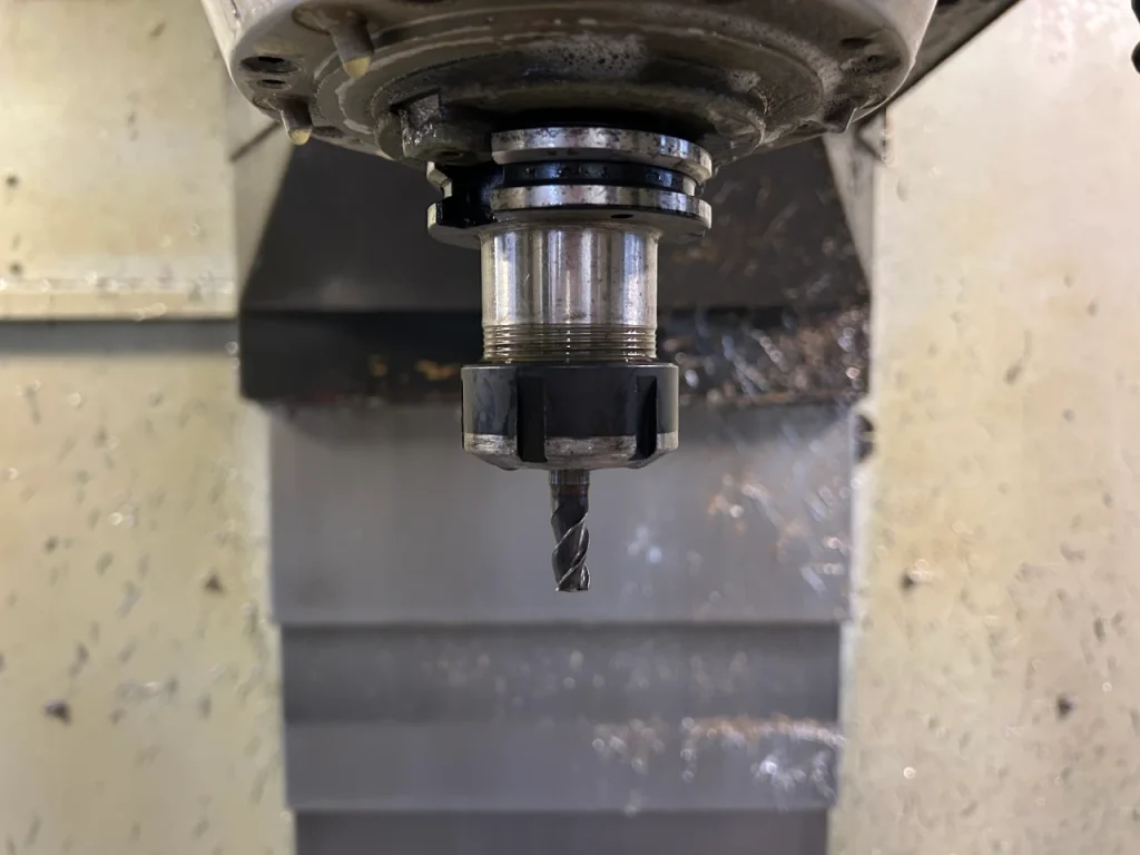 Fresatrice CNC di precisione in funzione nell'officina GVC di Bologna