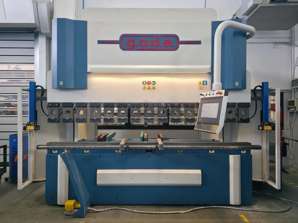 Pressa piegatrice CNC per la piegatura della lamiera nell'officina GVC