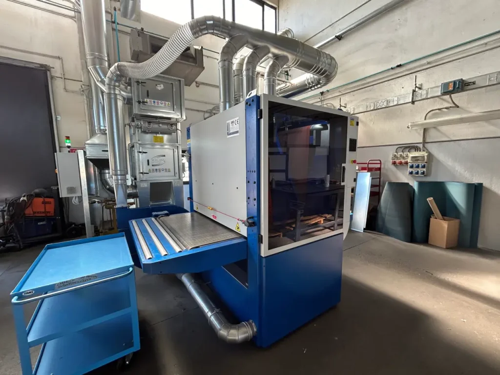 Centro di sbavatura automatica per la finitura di componenti in lamiera