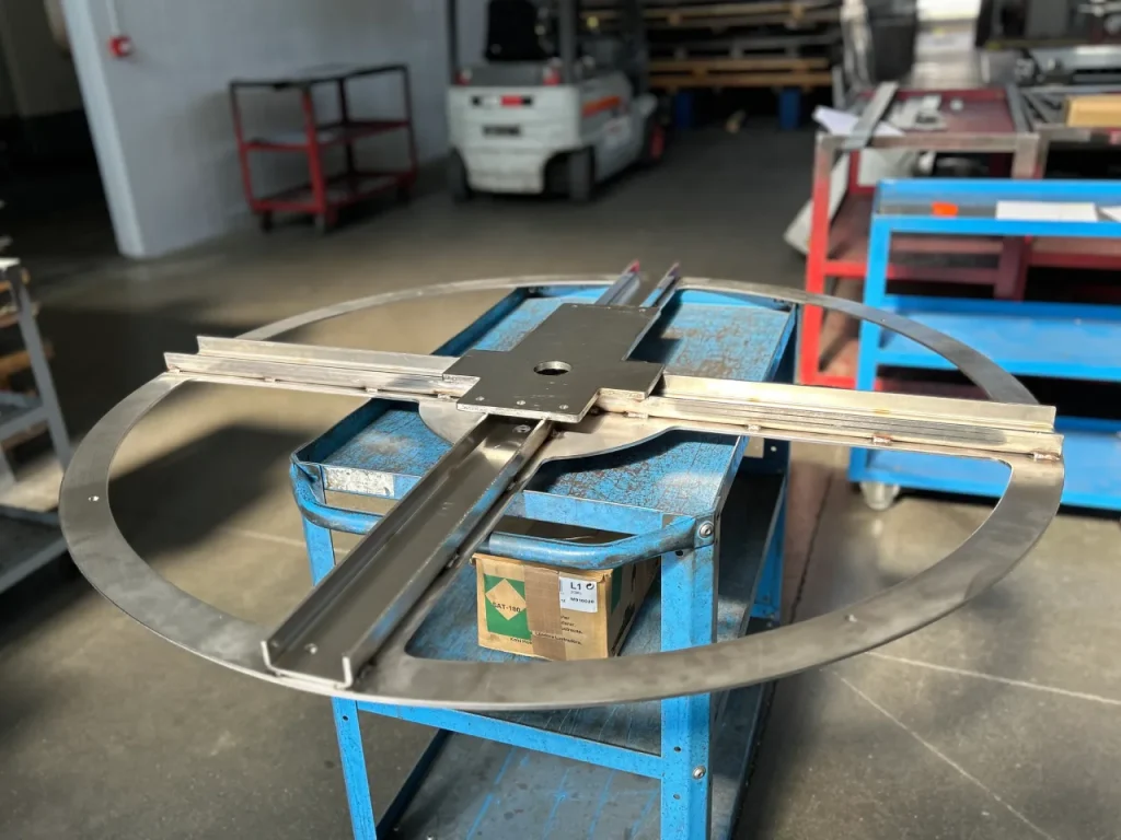 Componente meccanico in acciaio inox tagliato a laser di precisione
