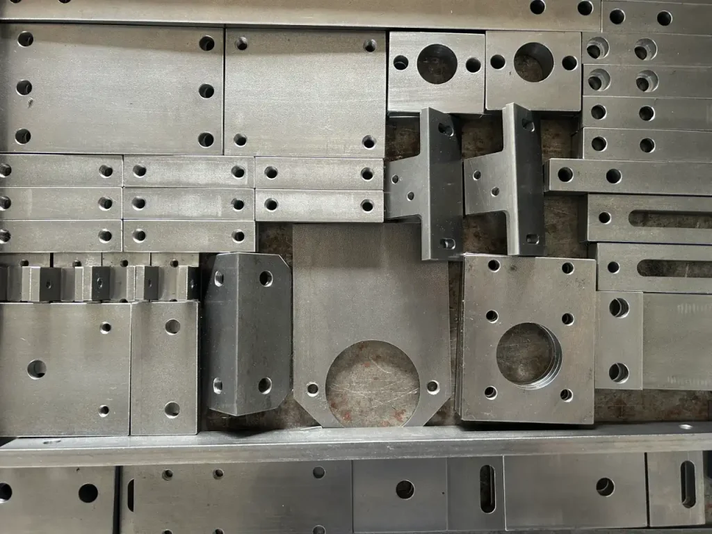 Componenti meccanici in acciaio strutturale fresati e alesati CNC