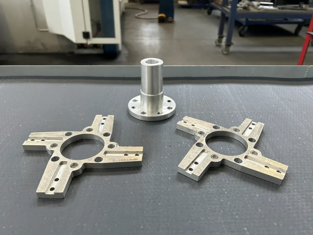 Componenti meccanici in alluminio lavorati con macchine CNC