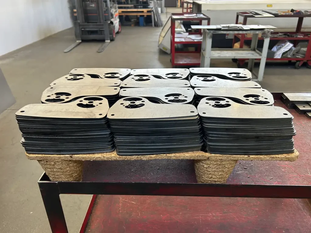 Produzione di componenti meccanici tagliati a laser in grandi serie