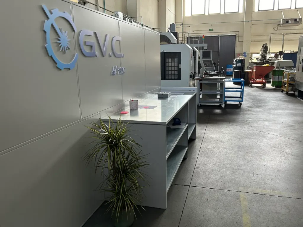 Ingresso dell'officina meccanica GVC Lavorazioni Meccaniche a Bologna