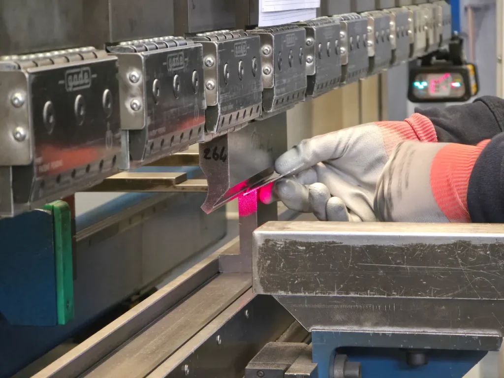 Piegatura della lamiera di precisione con pressa piegatrice CNC presso GVC