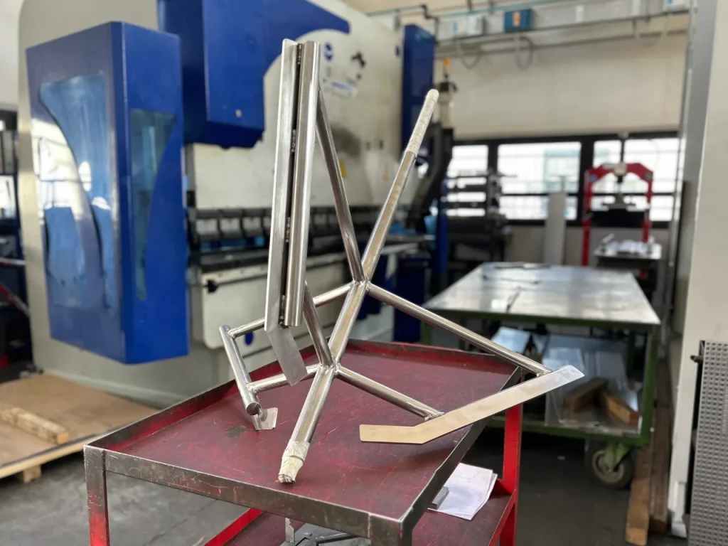 Prototipo rapido di componente meccanico in acciaio inox tornito, saldato e satinato