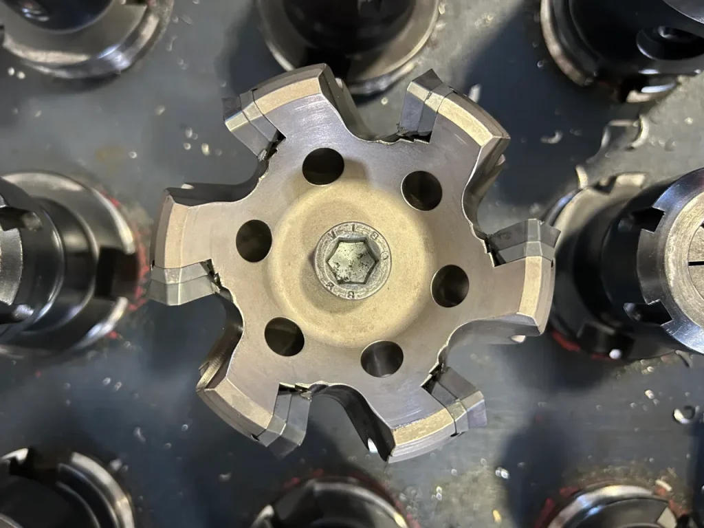 Utensile di una fresatrice CNC durante una lavorazione meccanica