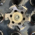 Utensile di una fresatrice CNC durante una lavorazione meccanica