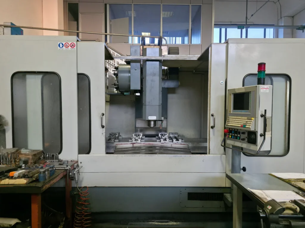 Centro di alesatura CNC per la lavorazione di componenti meccanici di precisione
