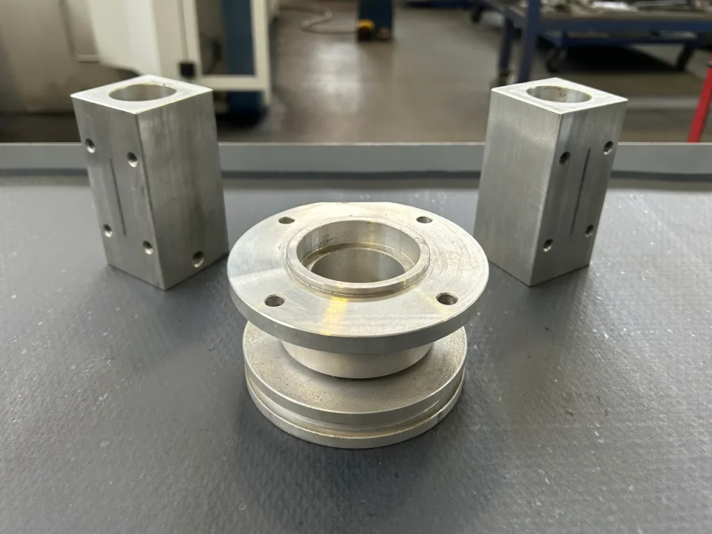 Componenti meccanici alesati in alluminio di precisione per il settore packaging