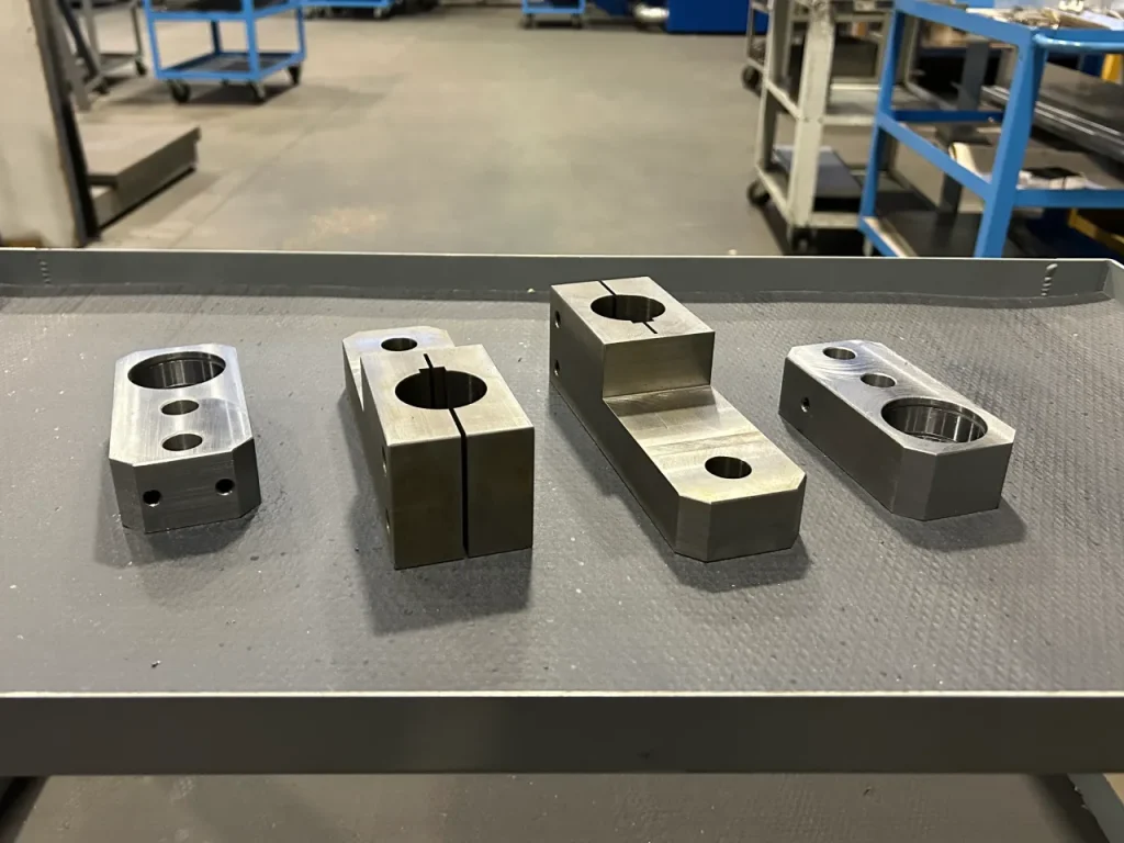 Componenti meccanici fresati in acciaio strutturale per il settore automation
