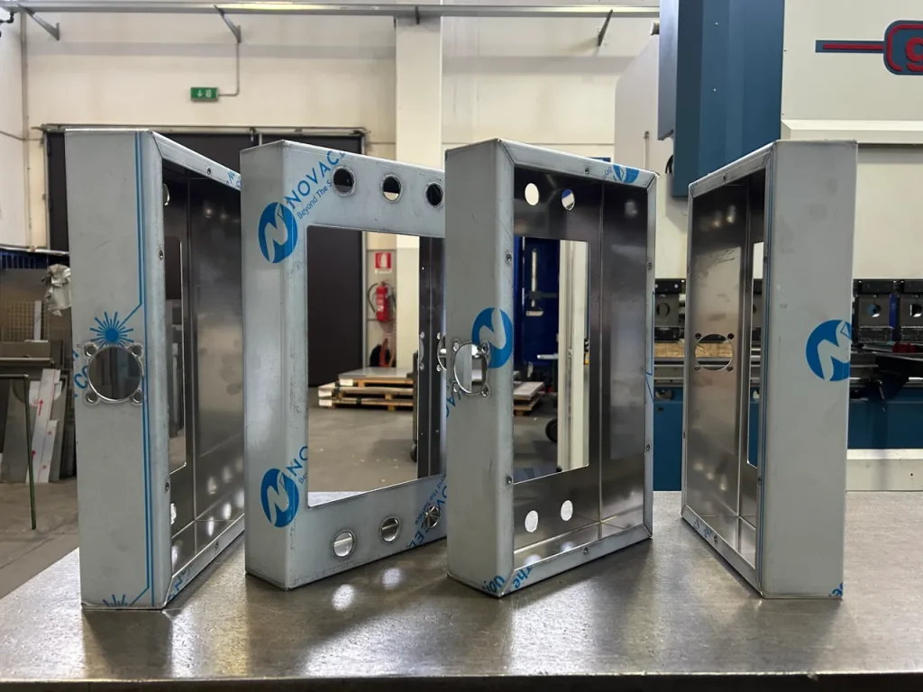 Componenti in acciaio inox piegati con pressa piegatrice CNC per il settore automation