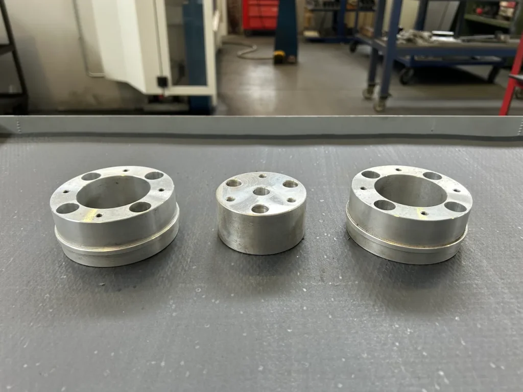 Componenti meccanici in alluminio alesati di precisione per il settore automotive