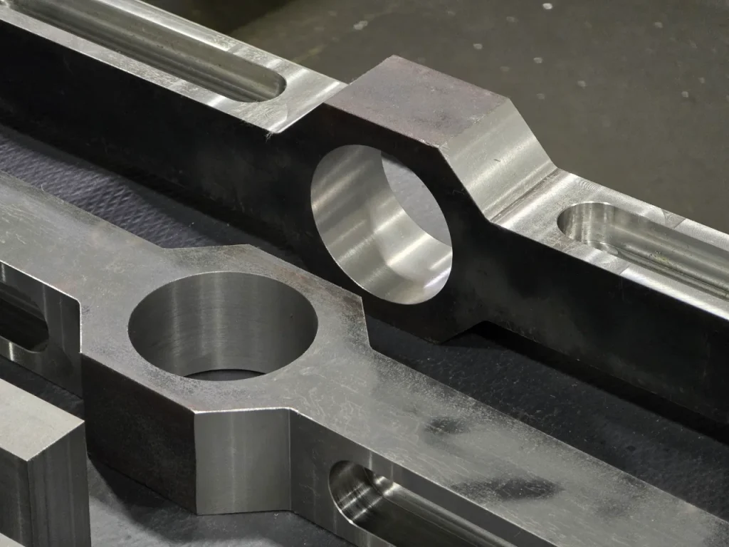 Componenti meccanici in acciaio strutturale lavorati con centro di fresatura CNC