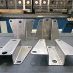 Componenti meccanici in acciaio inox piegati con pressa piegatrice CNC