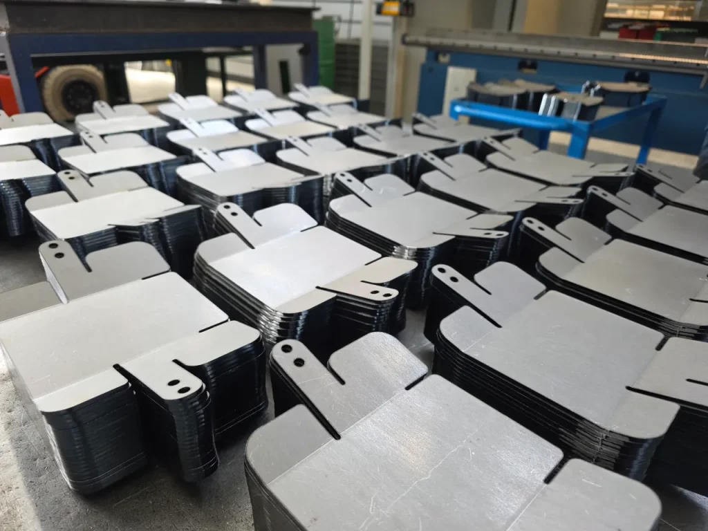 Componenti in lamiera di ferro piegati con CNC prodotti in grandi serie