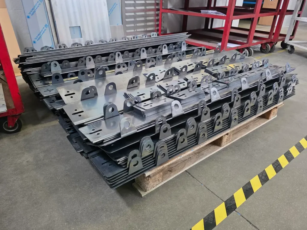 Grandi serie di componenti in corten tagliate e piegate da GVC