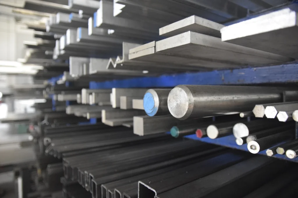 Magazzino dei profilati metallici nell'officina meccanica GVC di Bologna