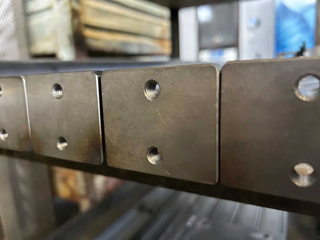 Piastre filettate in acciaio strutturale di precisione per il settore automation