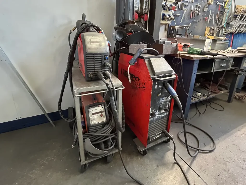 Saldatrici TIG e MIG nel reparto saldatura dell'officina GVC di Bologna