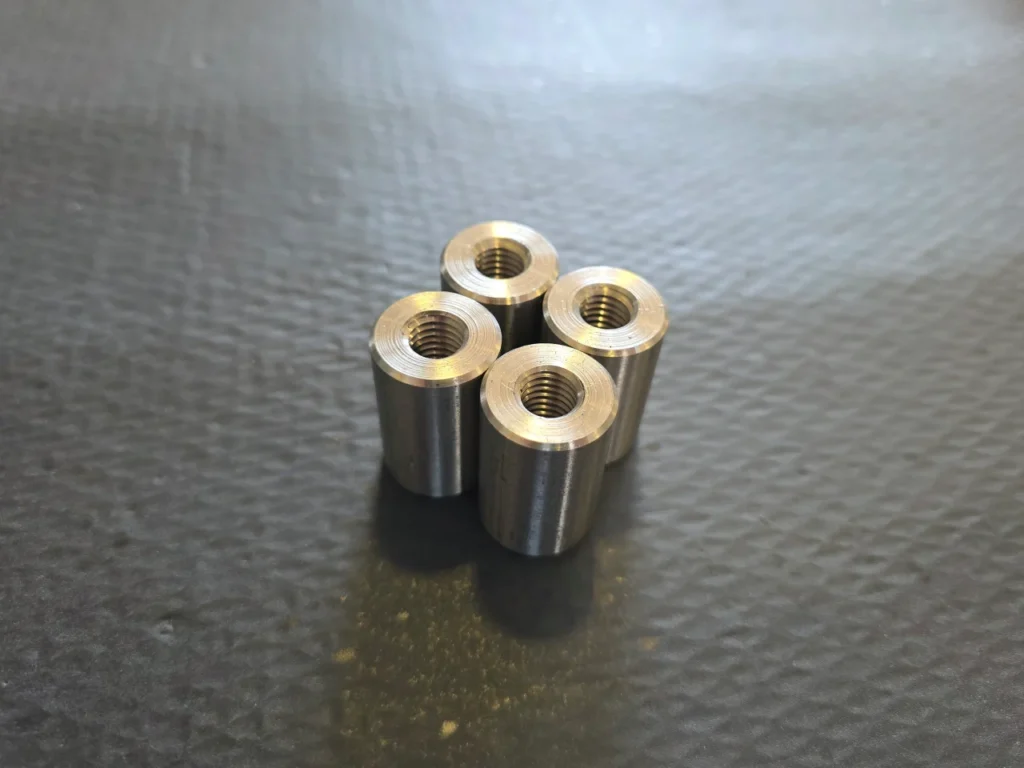 Barilotti filettati in acciaio inox per l'automotive