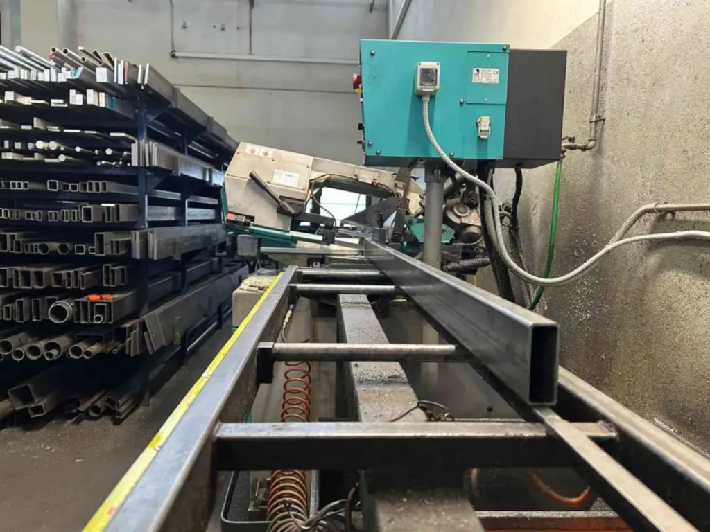 Segatrice a nastro di precisione per profilati metallici