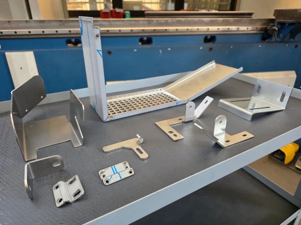 Staffaggi in lamiera acciaio inox tagliati al laser e piegati CNC