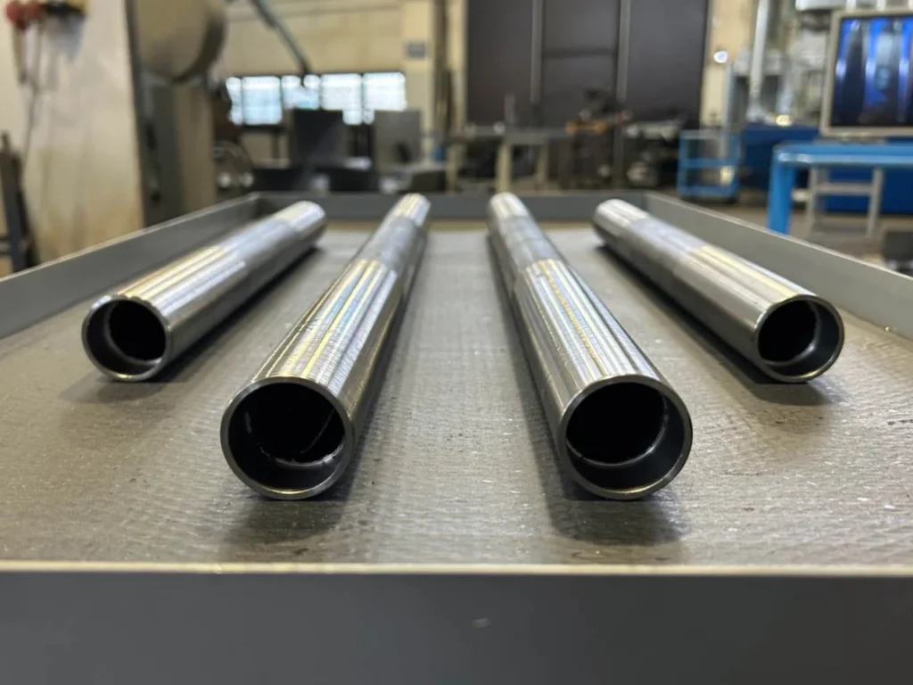 Tubi profilati in acciaio strutturale tagliati a nastro e torniti CNC
