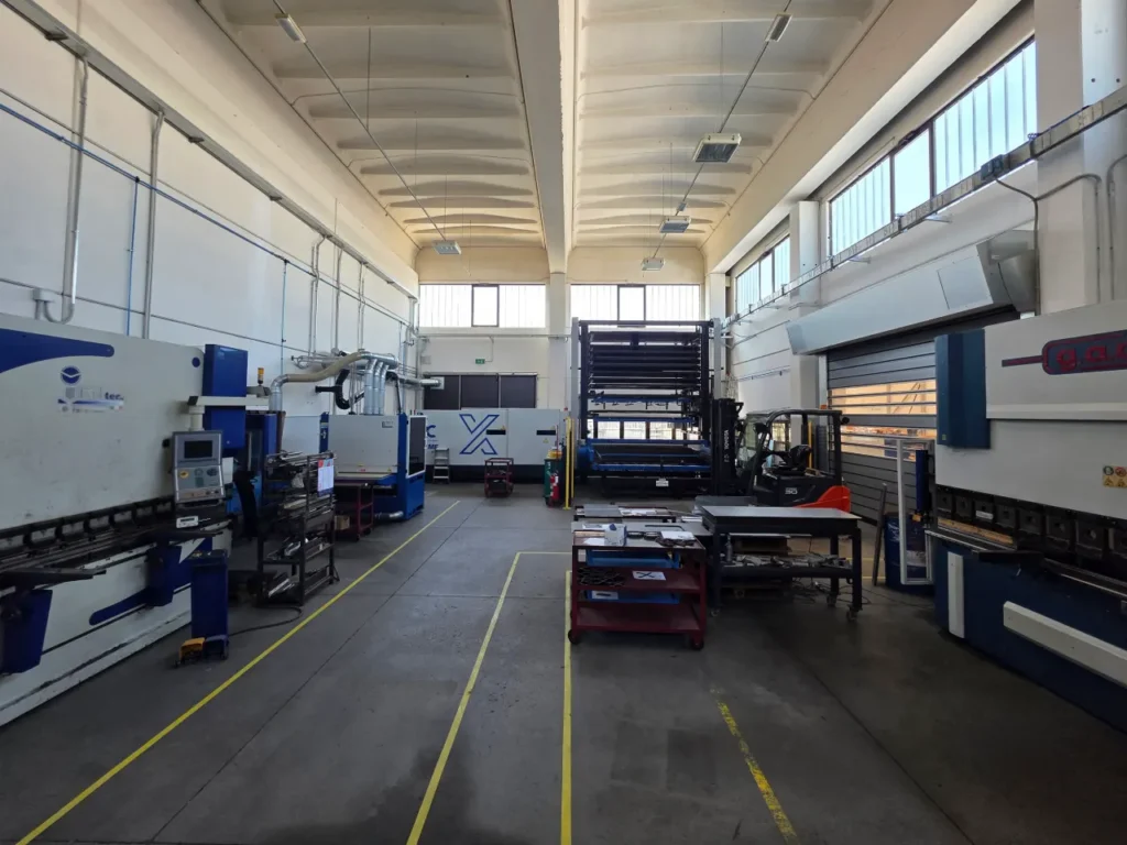 Reparto lavorazione lamiera di precisione dell'officina GVC srl a Bologna